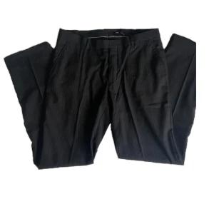 Kostymbyxor - Svarta low/midrise kostymbyxor ifrån H&M. Används tyvärr inte så därför är det bara bättre att sälja🫶🏼