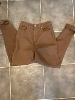 Bruna Jeans - Tror dessa är mom jeans! Storlek 34💗 Använda några enstaka gånger💗