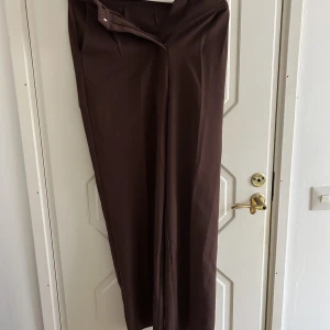 Kostymbyxor  - Kostymbyxor med vida ben. Skönt och rejält material 