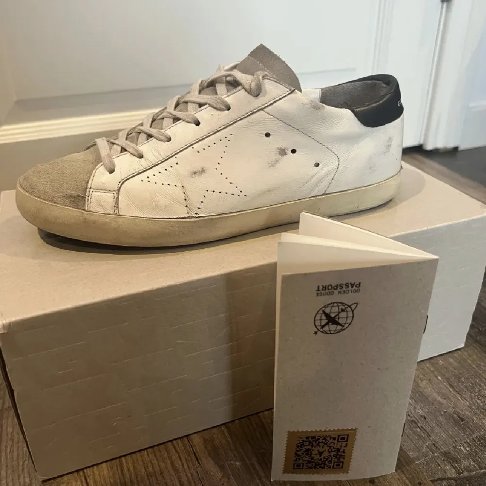 Golden goose skor, jag har använt den Max 10-15 gånger för jag råka ta en för liten storlek så det är därför jag säljer dem nu:) Ny pris 4800kr, mitt pris: 1700kr. Skor.