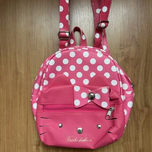 Hello Kitty väska  - Supersöt Hello Kitty väska, använd fåtal gånger, i bra skick, rymmer mycket som bland annat böcker, defekt förekommer på sista bilden.