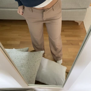 Madlady kostymbyxor  - Använt ett fåtal gånger så är i fint skick!! Jättefin beige/brun färg.