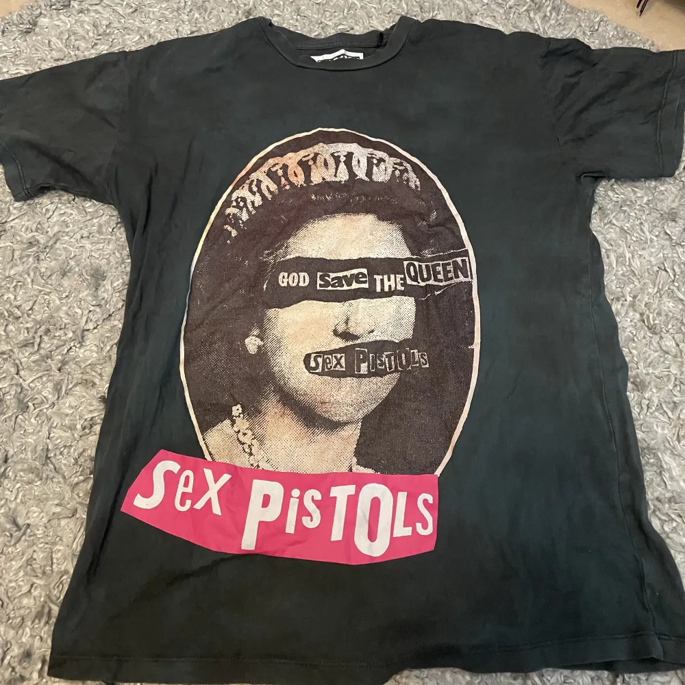 En Pull&Bear Sex Pistols t-shirt i storlek S. Nytt skick.. T-shirts.
