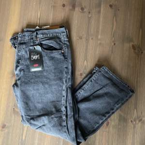 Säljer två par jeans, denna annons är för ett par svarta Levi’s 501 93’s. Båda jeans har sina tags kvar och är oanvända.  Pris på Levis Store just nu: 1019kr