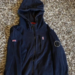 Sail Racing Sällsynt färg  - Sailracing Luvtröja av den äldre modellen, denna färgkombo med modellen är rätt så sällsynt därav det högre priset  Tröjan är använd och skicket är ca 6/10 men inget man tänker på när någon när tröjan 