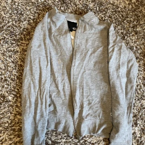 Grå zip tröja - Grå zip tröja med mindre passform 