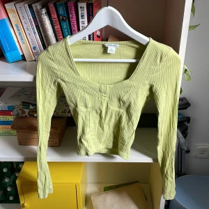 Ljusgrön Topp - Hej! Jag säljer en ljusgrön topp från Monki i storlek XXS som är i använt skick! <3  Hämtas helst i Malmö!