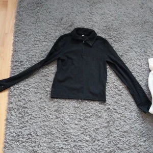 Svart topp storlek 146/152 - Svart topp i storlek 146/152   Köpt på ellos  Betalning sker via swish och köparen står för frakten.