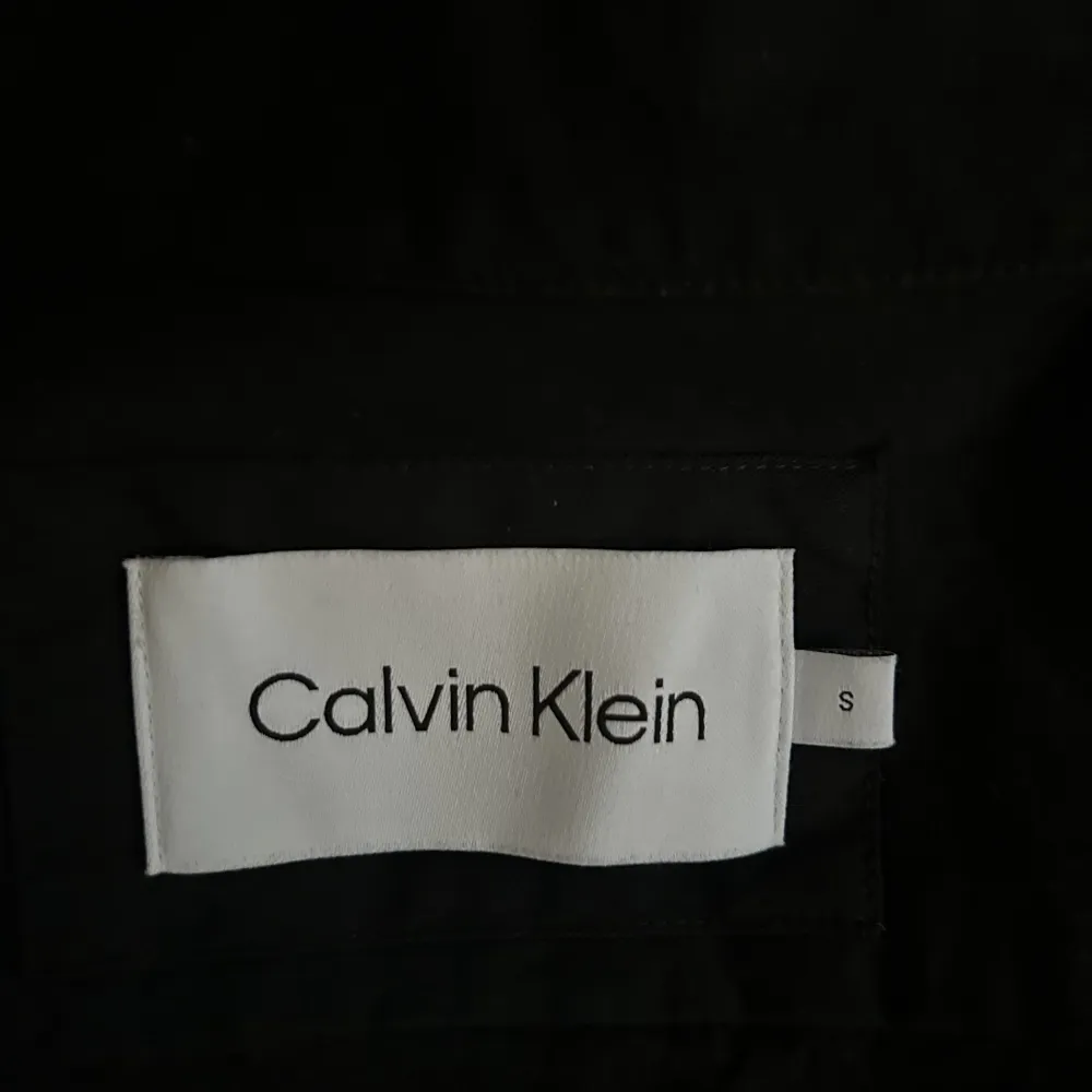 Säljer en Calvin Klein overshirt i nyskick, använt  2 gånger. Storleken är S och jag är ca 173. Ordinarie pris 1200, Mitt pris 500 frakt inkluderas inte.. Skjortor.