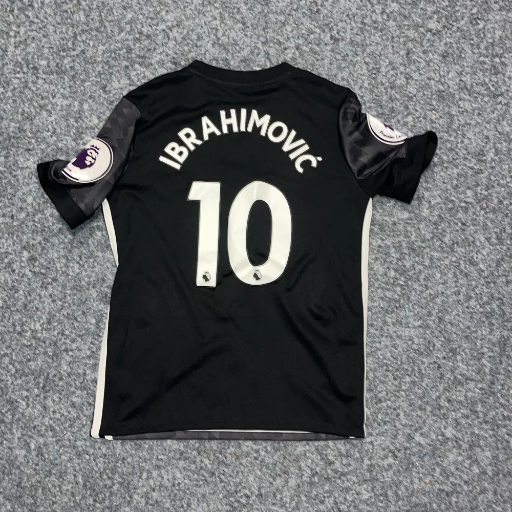 Zlatan Ibrahimovic t-shirt som knappt är andvänd. Hoodies.