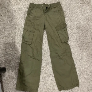 Cargo - Jättefina gröna lowwaist cargo byxor från HM. (Dm för nya bilder o prisändring)