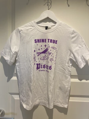 T-shirt  - En T-shirt från hm endast använd 2 gånger bra skick och inga defekter💞