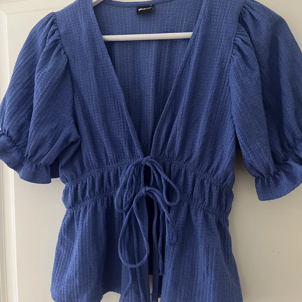 Säljer denna fina tröjan från Gina i storlek S. Bra skick, använd ett fåtal gånger💕. Blusar.