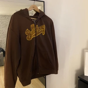 Billabong zip up  - Vintage billabong zip up hoodie unisex, den är second hand men inte använd på flera år. logan är lite skrapad som man ser på sista bilden men tycker det ger charm till vibben💕