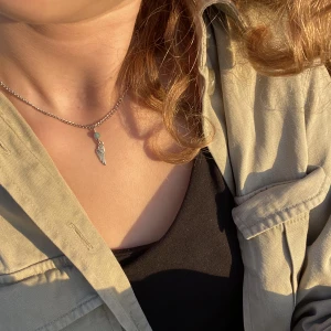 Vinghalsband🤍 - Ett ascoolt silvrigt halsband med en vinge och en äkta akvamarinpärla💙 perfekt present! 35kr/st, frakt tillkommer på 16kr🤍