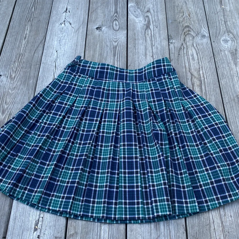 Blue and green plaid pleated skirt, size xxs but fits xxs-s work around twice. Kjolar.