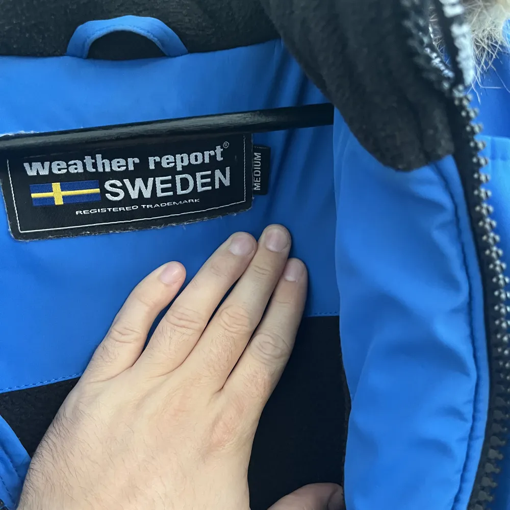 Nästintill oanvänd vinterjacka från märket weather report.  Storlek M men stor i storleken så passar även L . Jackor.