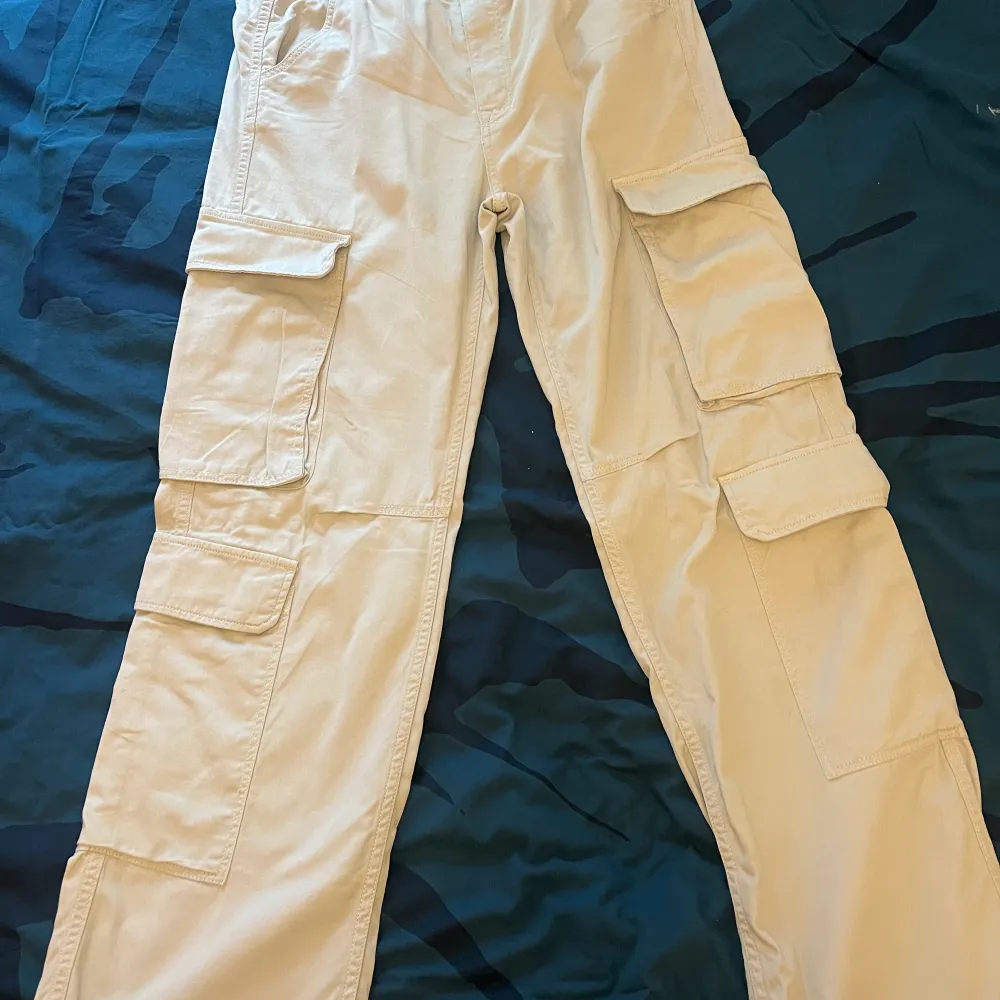 Ett par cargo byxor som är helt nya, aldrig använt de, endast testade! Storlek: EUR 38  . Jeans & Byxor.
