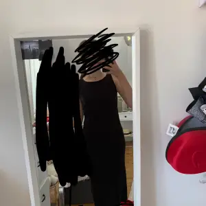 Fin svart klänning i jätte bra skick andvänd 2-3 gånger