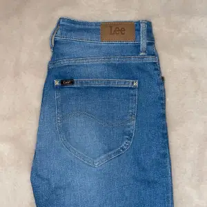 Högmidja. Ljusblå. Bootcut. W26 L31. Men dom är uppsydda passar dig som är runt 165 cm. 