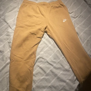 Nike byxor - Nike mjukisbyxor som passar till tracksuits. XL men väldigt små i storleken och passar S/M på längden!