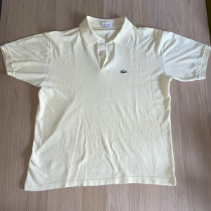 Lacoste piké  - Riktikt skön piké Skick 9/10 Inga defekter Storlek M men kan passa L