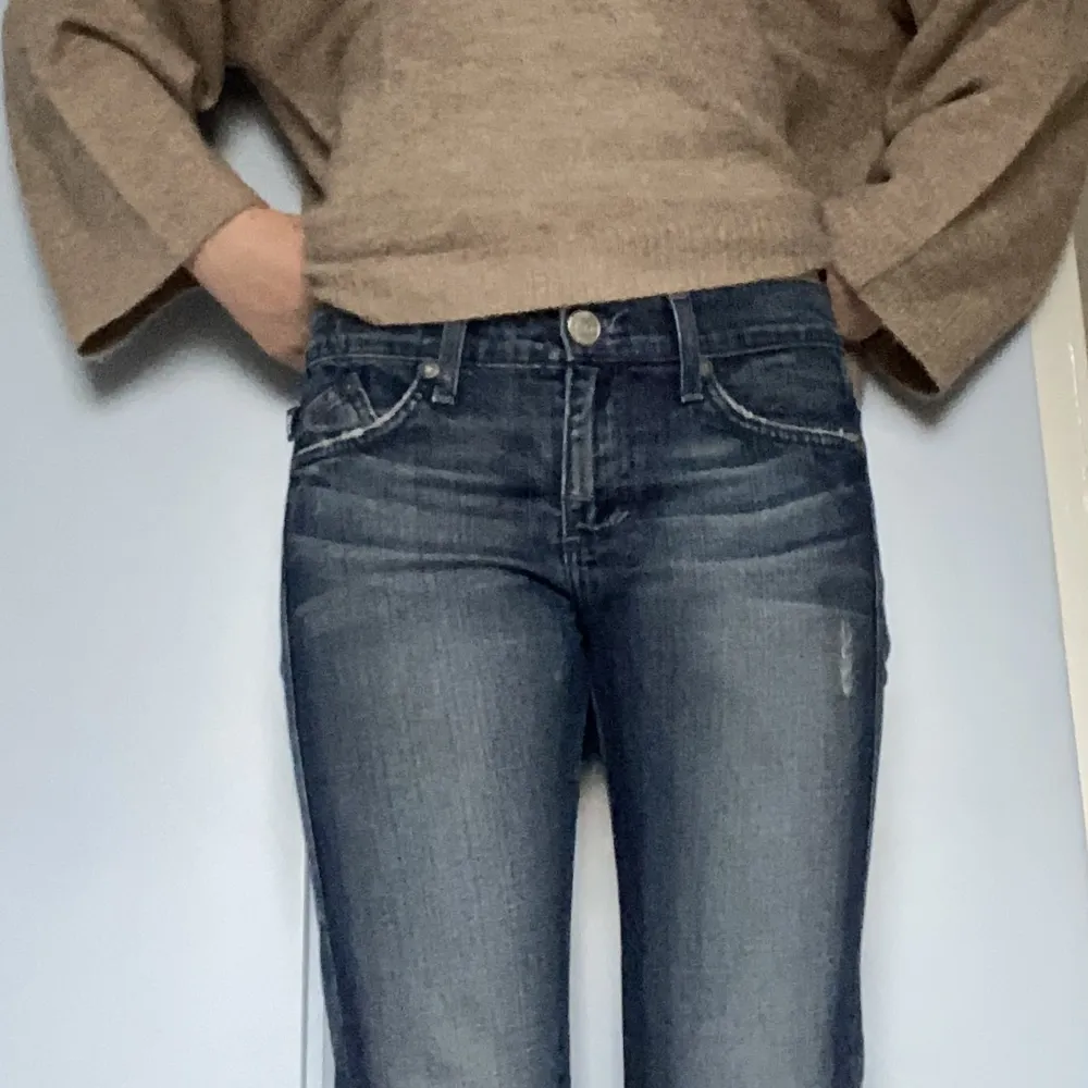 Säljer dessa Victoria Beckham jeans då de inte kommer till användning, inga spår av slitage, lågmidjade. Modell med uppvikning nertill.. Jeans & Byxor.