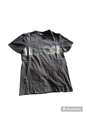 EA7 T shirt - Skick: 6/10 använd, tryck av lite Strl: M