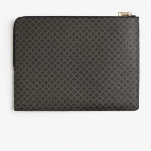 Söker datafodra från hm - Söker dehär datafodralet från hm då de är helt slutsålda, hör av er om ni har den🥰