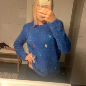 Glittrig tröja - Supersöt glittrig blå tröja med blixtar på. Aldrig använd och köpt för ca 300kr men säljer för 100kr❤️