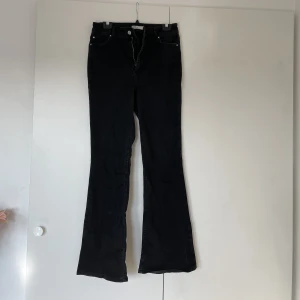 Bootcut - Svarta bootcut jeans ifrån Cubus