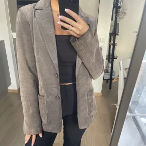 Kavaj/jacka i läder - Super snygg kavaj/jacka i läder från Fransa, använd fåtalgånger i storlek M. Det är silke invändigt. Säljer då den inte kommer till användning 🥰 