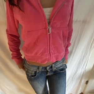 Super het juicy tröja!! - Jätte jätte bra skick har bara använt 1 gång. NYSKICK. Filtit material med inkarvade J merken. Kroppad. Köpte för  1500 säker för 800