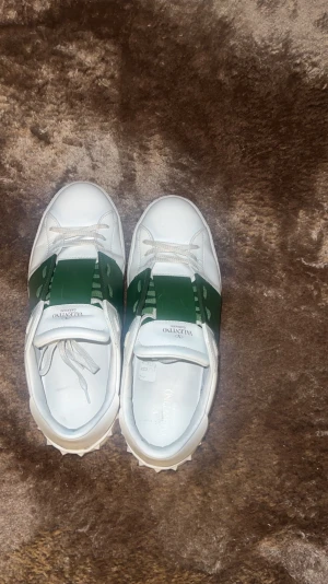  valentinos skor  - Valentino skor köpte dom för nå månad sedan stolek 45 ny pris 6500 var kvitto på det.dustbag o box ingår de e bara o skriva för fler bilder  