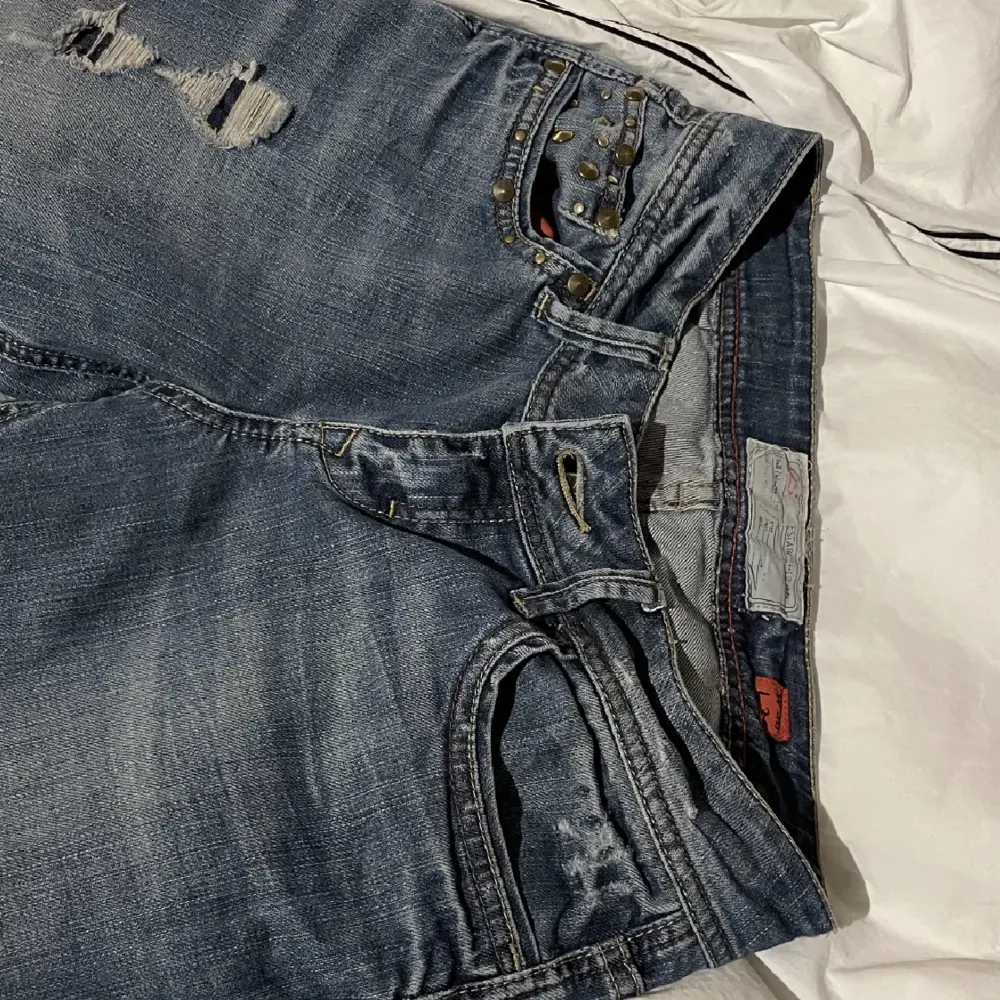 Snygga och coola jeans med nitar. Skriv för fler frågor💓💓. Jeans & Byxor.