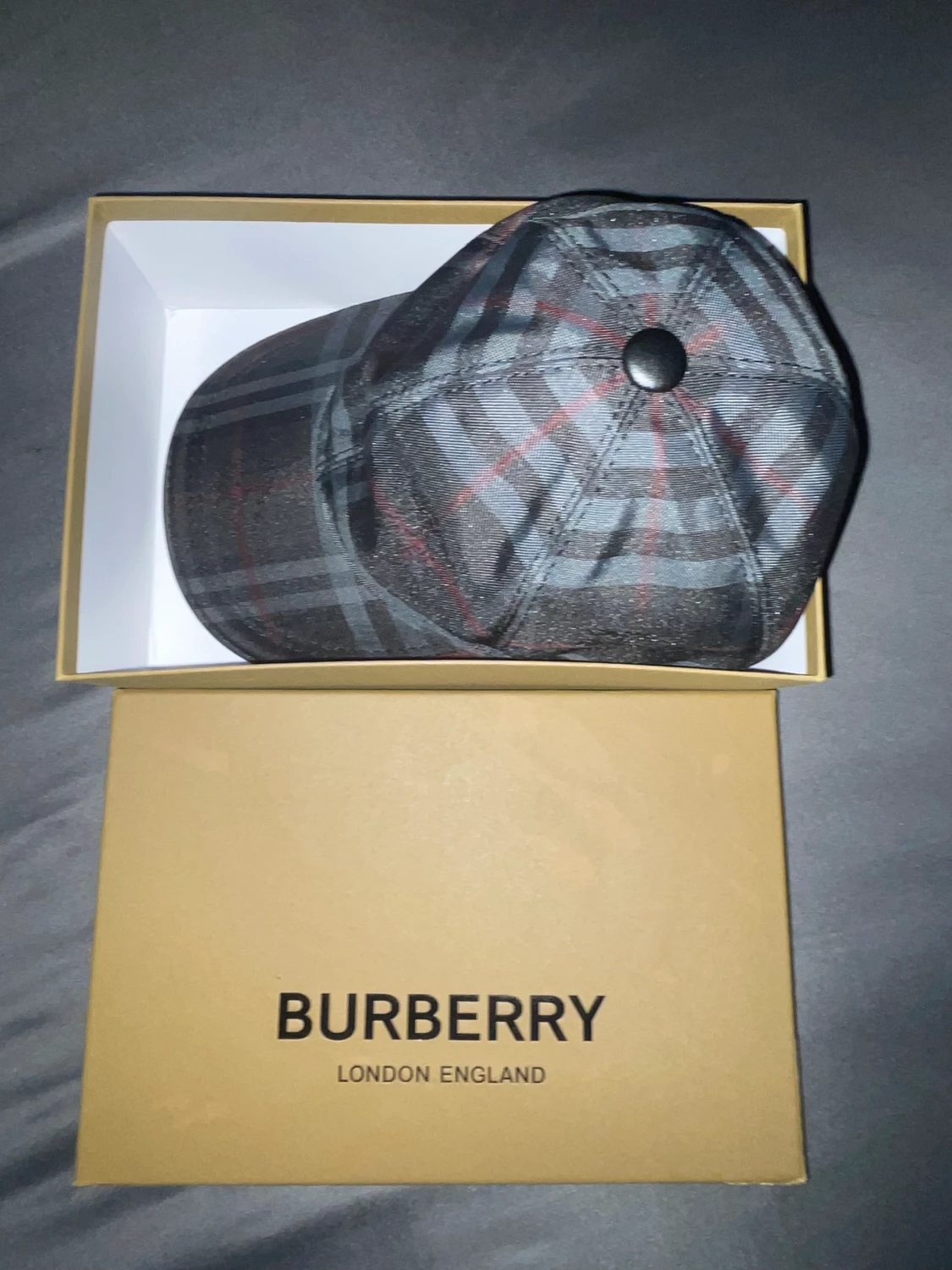 Burberry keps med låda  - 90