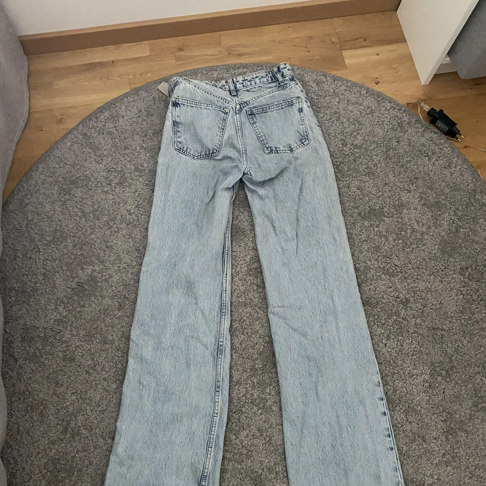 Säljer dessa Jeansen i storlek 32, dem har en fläck på benet men de är inget jag tycker man tänker på, säljer dem därför lite billigare💗. Jeans & Byxor.