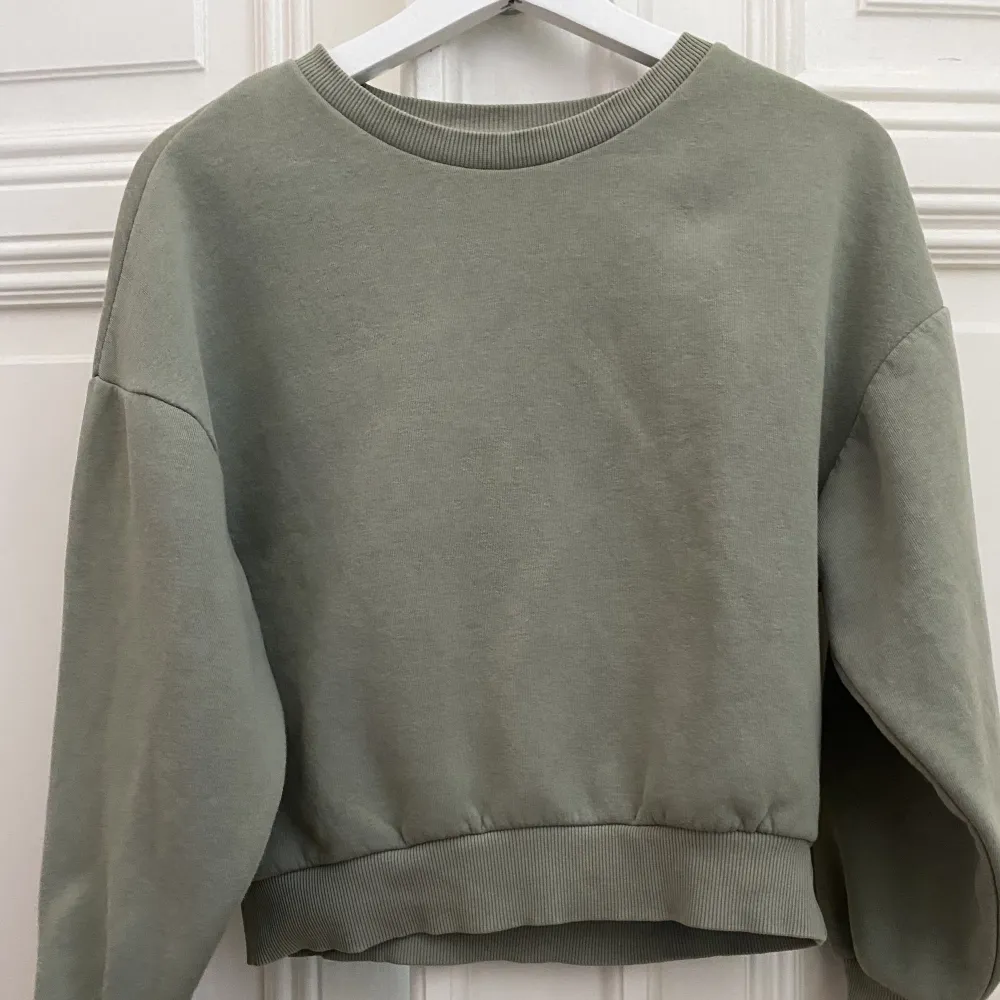 Säljer denna gröna tröjan från ginatricot, storleken står inte, men den passar mig som vanligt vis brukar ha xs💗. Tröjor & Koftor.