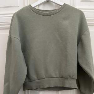 Säljer denna gröna tröjan från ginatricot, storleken står inte, men den passar mig som vanligt vis brukar ha xs💗