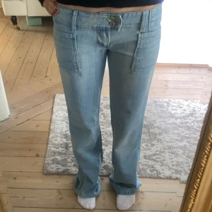 Lågmidjade jeans - Så snygga superlågmidjade jeans i ljus tvätt och bootcutmodell. Snygga detaljer. Oanvänt skick. Storlek W30L34, midjemått 43 tvärs över, innerben 84❤️(passar kanske M-L/38-40?) Skriv vid funderingar och kolla gärna in mina andra jeans!