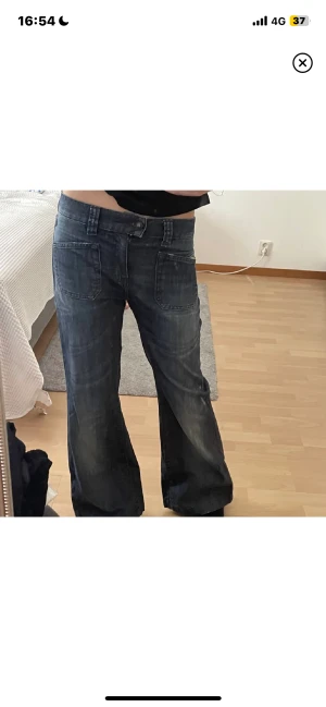 Diesel jeans - (Lånade bilder) super snygga diesel jeans som är lågmidjade och bootcut men tyvärr är försmå för mig:( om du har några frågor är det bara att skriva!💗