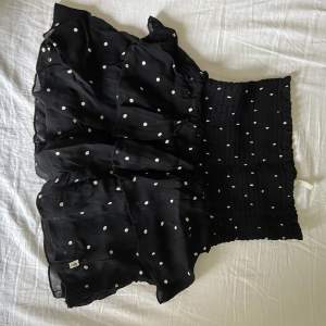Super fin svart/prickig kjol! Köpte den för ett tag sedan med tyvärr för liten på mig💕 Tryck på köp nu ifall du vill köpa! 💞💞