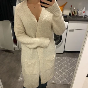 Stickad kofta - Krämvit stickad kofta från Object. Storlek M. Mysig och skön nu till hösten. Lite nopprig.