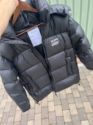 Axel Arigato jacka - Hej! Jag säljer min Axel arigato jacka som jag inte använt. Köptes för 5500kr på deras hemsida. Jackan är storlek Small men sitter oversized så passar medium/large