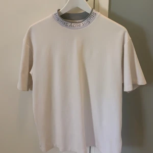 Acne Studios T-Shirt - nyskick. Ganska stor i storleken Nypris:1500kr 