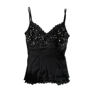 Svart paljett linne  - Har några lösa trådar, syns på bild 3. Kontakta vid intresse <3