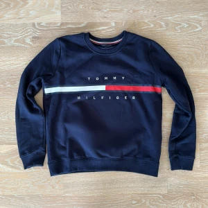 Tommy Hilfiger tjocktröja  - Hej! Säljer denna snygga Tommy Hilfiger tjocktröjan som tyvärr inte kommer till användning. Den är i fint skick och inga hål. Köpt på kodsbrandstore