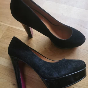 pumps - pumps med lack klack och röd sula