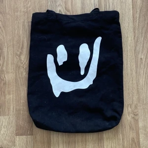 Weekday Tote Bag - Tote bag som varit med på många äventyr. Inte min stil så släpper den nu. Säljs inte längre.