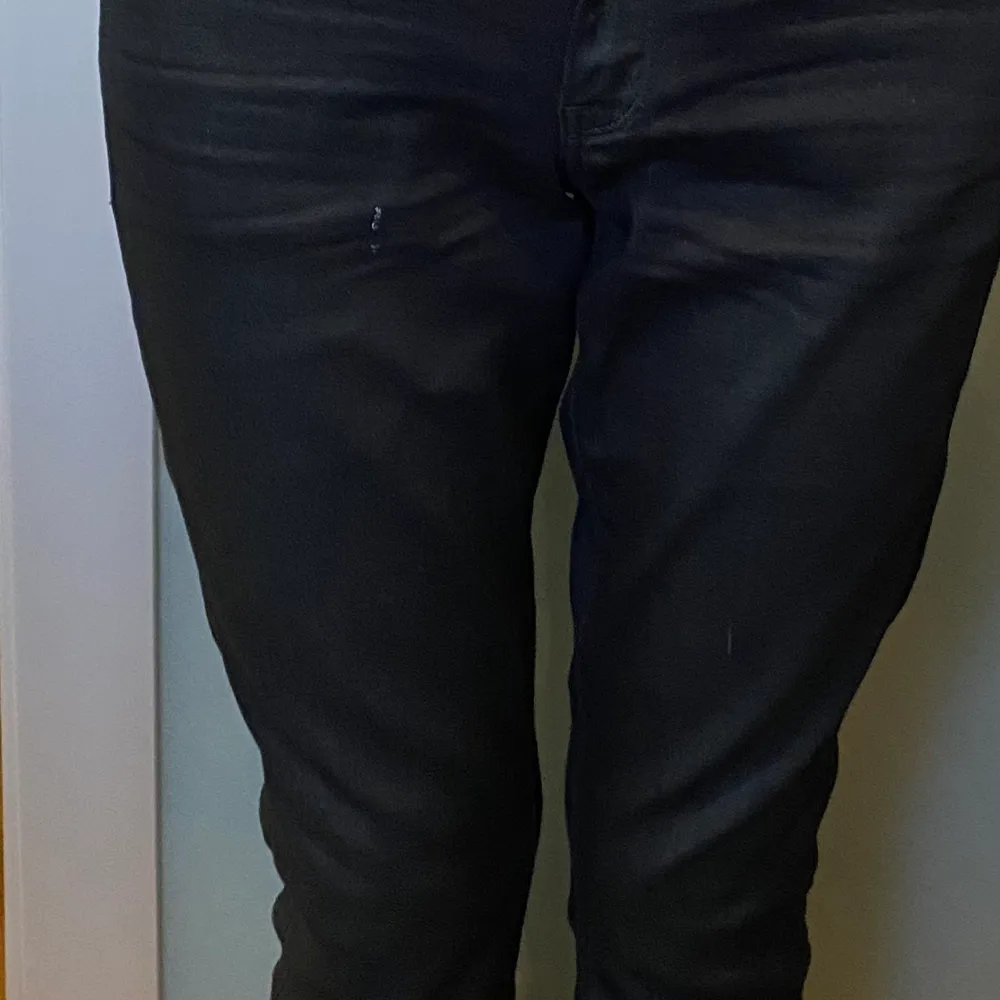 Ett par svarta G-star Raw jeans i stl 29 och längd 30. Jeans & Byxor.